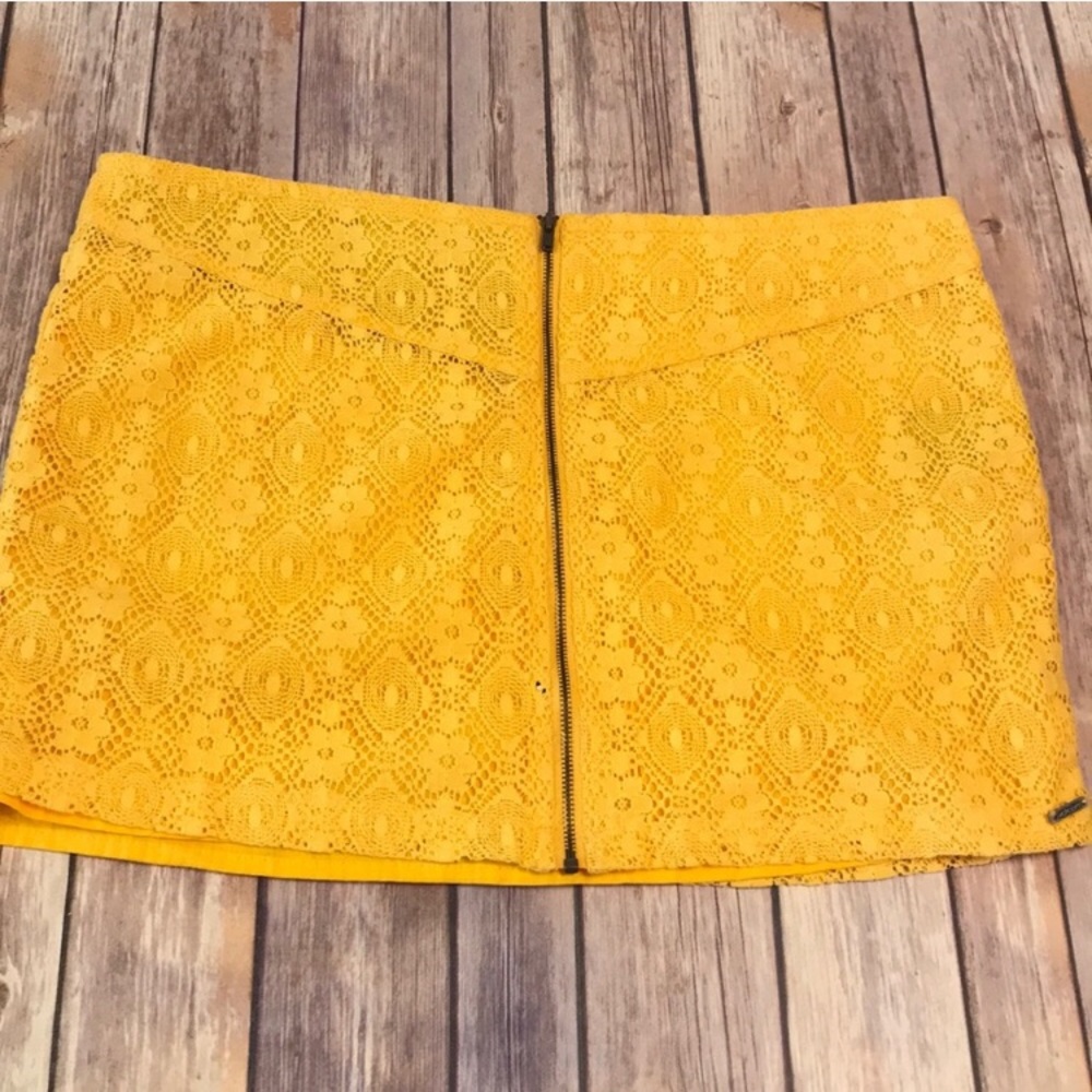 { Volcom } NWOT yellow laced skirt